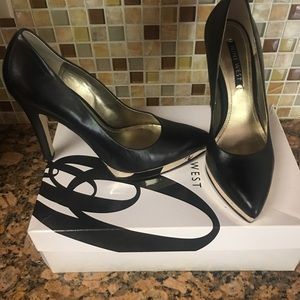 Nine West platform pump with gold trim